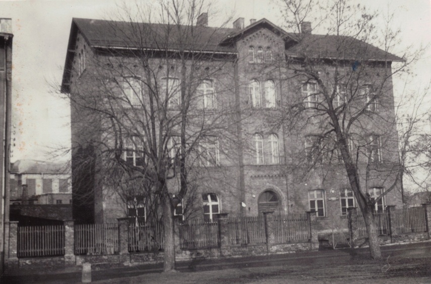 Siedziba szkoły przy ul. Blacharskiej 10 w latach 50 - tych (trzecia siedziba szkoły)