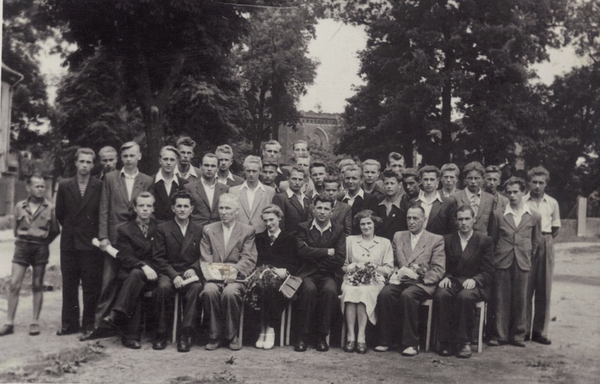 Absolwenci i grono pedagogiczne w 1954 r.