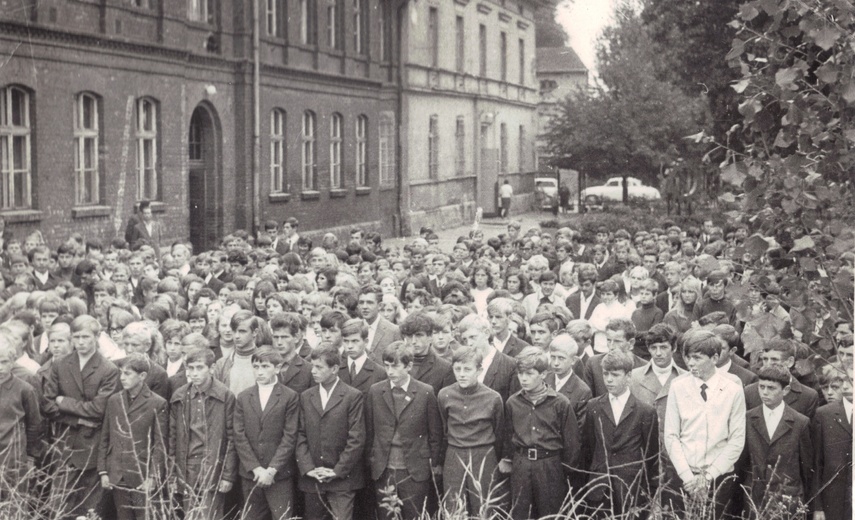 Siedziba szkoły przy ul. Zakmkowej 16a, widok od strony dzisiejszego dziedzińca (lata 60 -te)