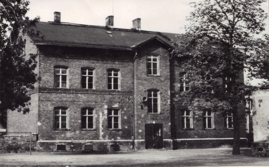 Pierwsza siedziba szkoły przy ul. Pocztowej 2 (koniec lat 40 - tych)