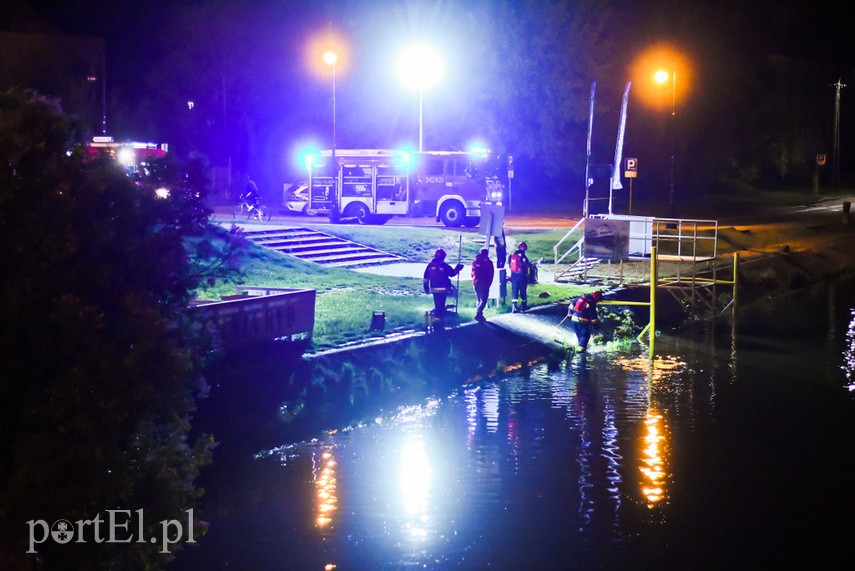 Nocny alarm dla służb. Do rzeki miał wpaść mężczyzna na wózku zdjęcie nr 224137