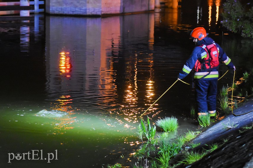 Nocny alarm dla służb. Do rzeki miał wpaść mężczyzna na wózku zdjęcie nr 224141