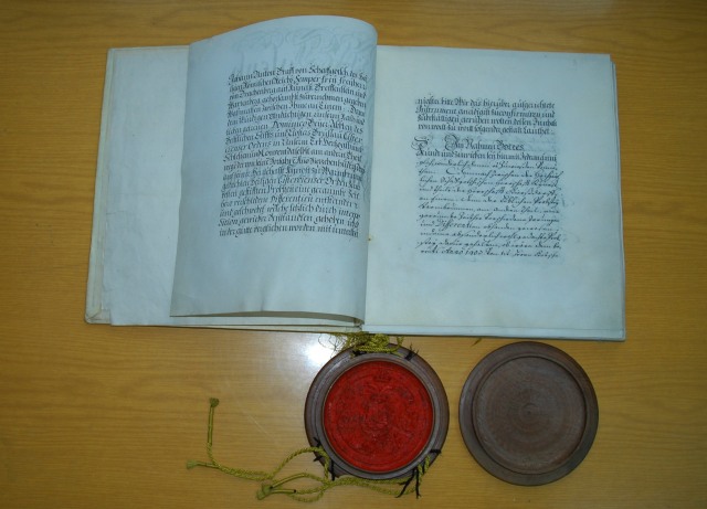 Rękopis spisany przez dwóch sekretarzy, opatrzony pieczęcią królewską - akt nadania lokacji Zakonowi Cystersów na