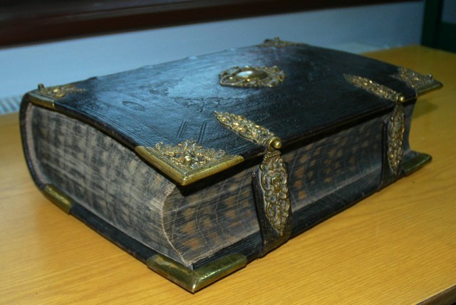 Biblia protestancka w przekładzie Marcina Lutra wydana w Witenberdze w 1545 roku.