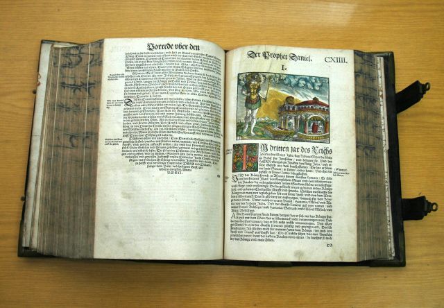 Biblia z poprzedniej fotografii - bogato zdobiona, posiada ozdobne inicjały oraz ręcznie kolorowane drzeworyty.