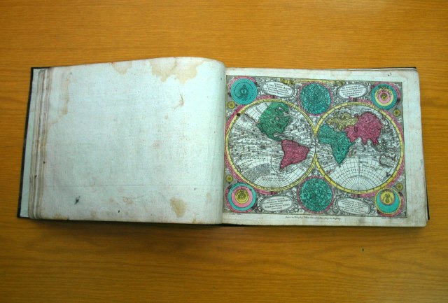 Atlas świata z 1773 roku, kolorowe ilustracje.