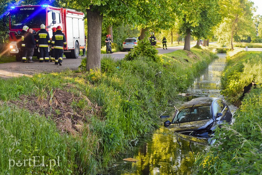 Uderzył w drzewo, wpadł do rowu z wodą i... uciekł zdjęcie nr 224650