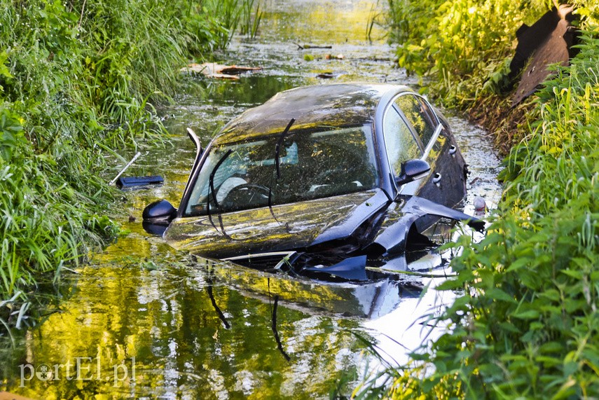 Uderzył w drzewo, wpadł do rowu z wodą i... uciekł zdjęcie nr 224651