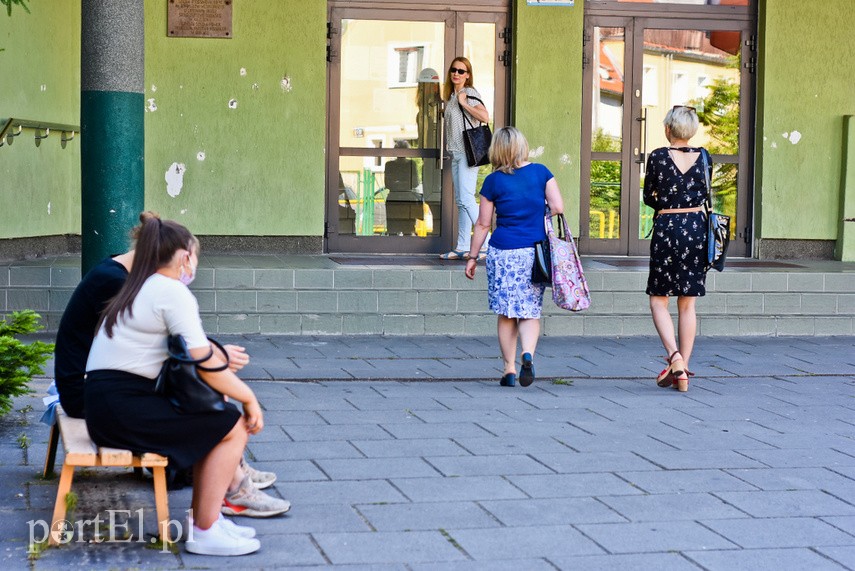 Najpierw dezynfekcja, potem obliczenia. Ósmoklasiści piszą egzamin z matematyki zdjęcie nr 224857