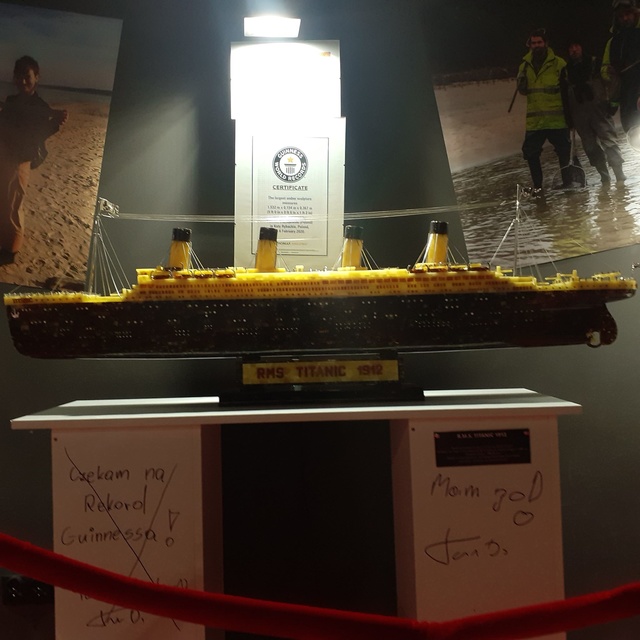 1,5-metrowy Titanic z bursztynu. Sztutowianin w Księdze rekordów Guinnessa zdjęcie nr 227382