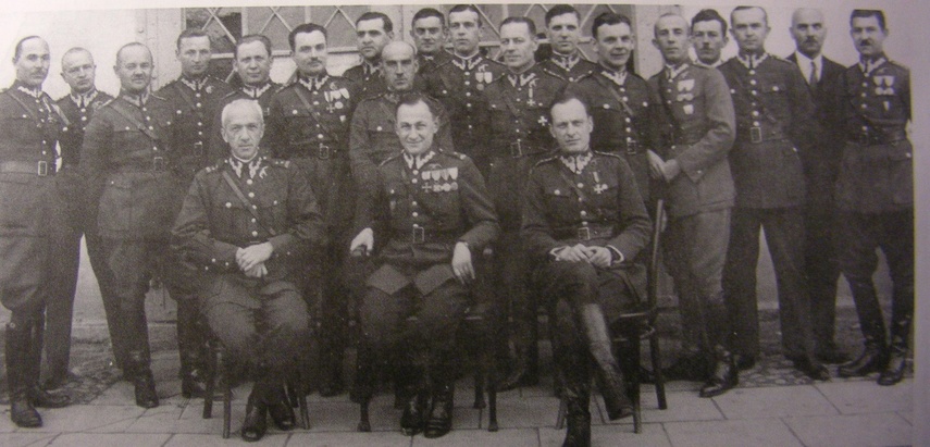 1934 r. Kadra Szkoły Orląt w Dęblinie.  Wiktor wówczas Dyrektor Działu Nauk, siedzi  pierwszy od lewej obok komendanta