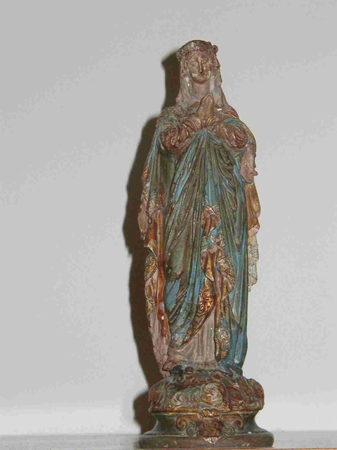 Figurka Panny Marii, pamiątka rodziny Della-Vosów, którą Wiktor otrzymał od jednej z ciotek z d. Della-Vos w Paryżu i