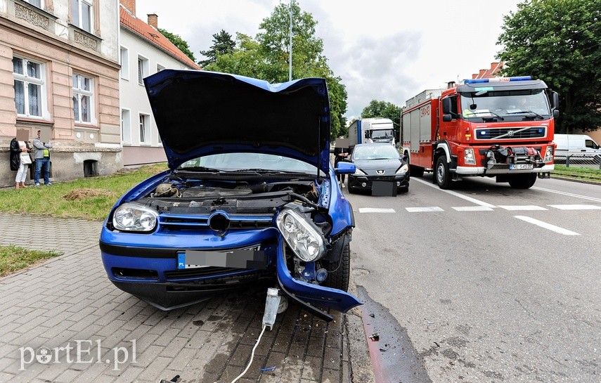 85-latek uderzył golfem w latarnię na Bema zdjęcie nr 227650