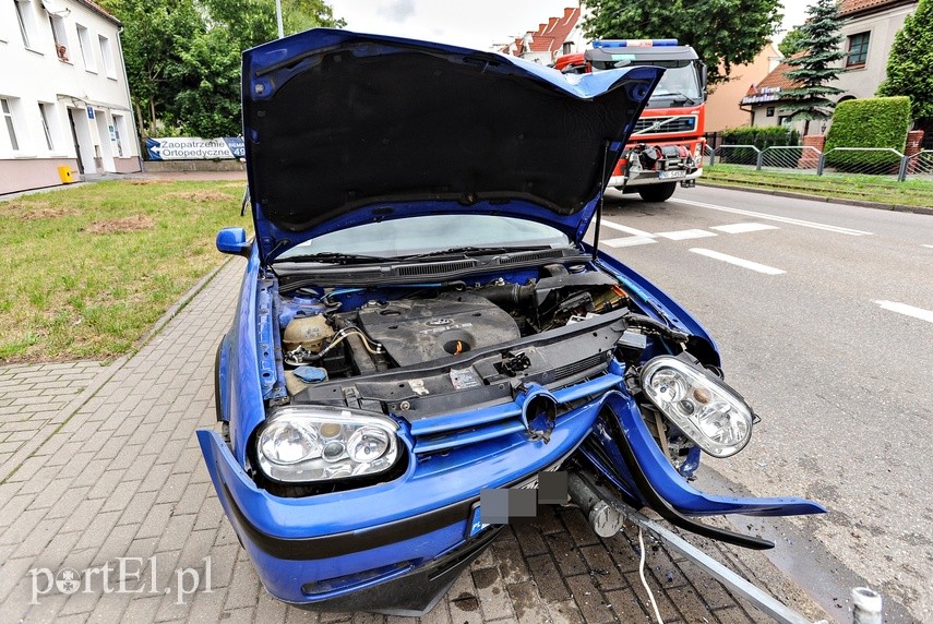 85-latek uderzył golfem w latarnię na Bema zdjęcie nr 227651