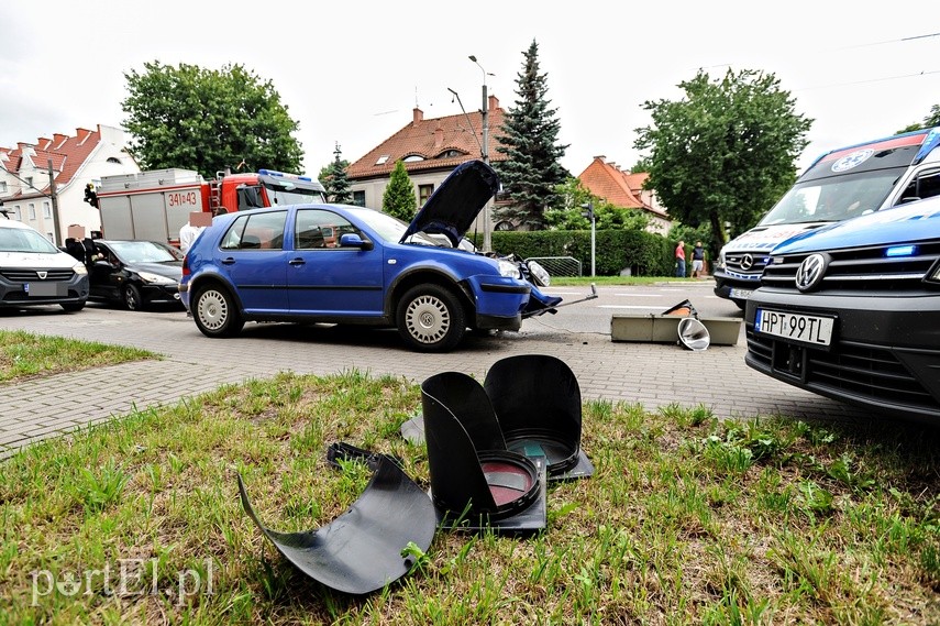 85-latek uderzył golfem w latarnię na Bema zdjęcie nr 227649