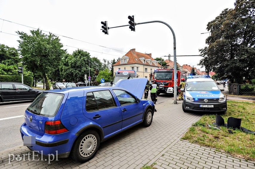 85-latek uderzył golfem w latarnię na Bema zdjęcie nr 227653