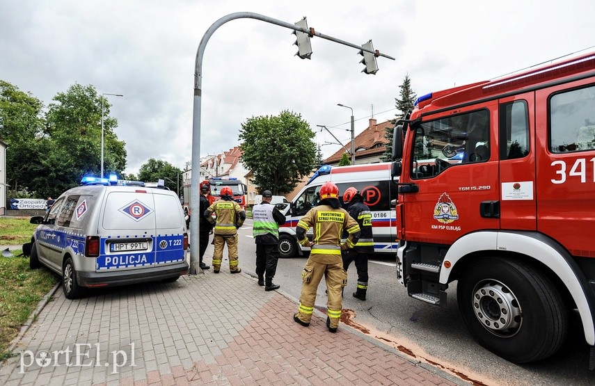 85-latek uderzył golfem w latarnię na Bema zdjęcie nr 227648