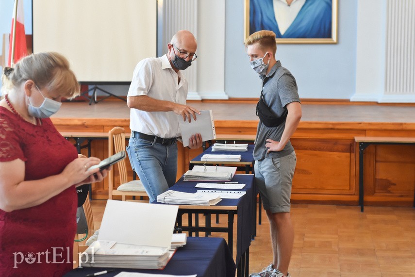 Maturzyści poznali wyniki egzaminów i odebrali świadectwa dojrzałości zdjęcie nr 227925