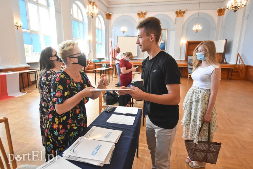 Maturzyści poznali wyniki egzaminów i odebrali świadectwa dojrzałości zdjęcie nr 227928