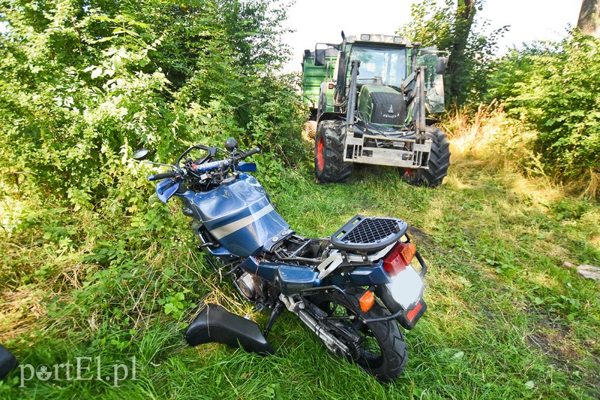 Motocyklista uderzył w maszynę rolniczą zdjęcie nr 227932