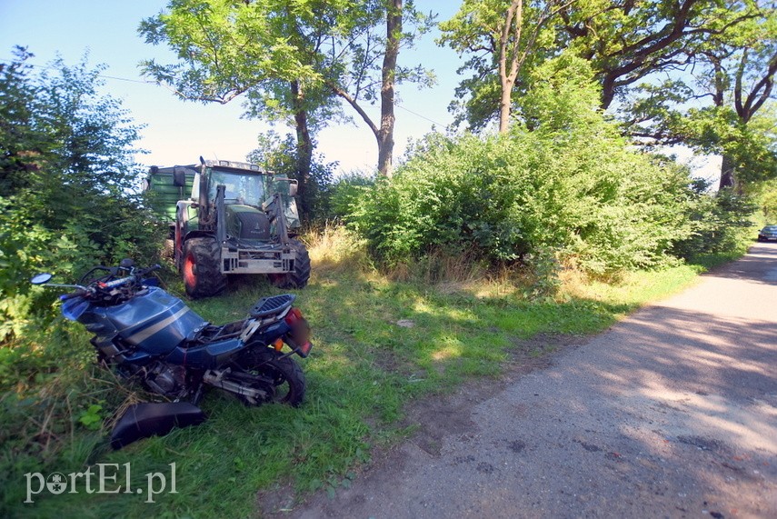 Motocyklista uderzył w maszynę rolniczą zdjęcie nr 227939