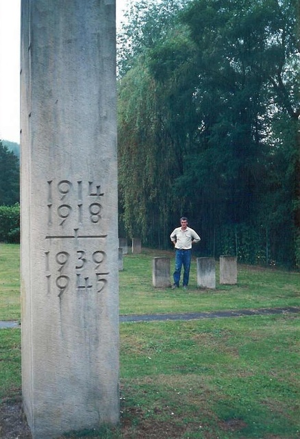 Nowa kwatera grobów obcokrajowców ofiar I i II wojny światowej w Bad Rehburg (1975). W tle i po prawej widać