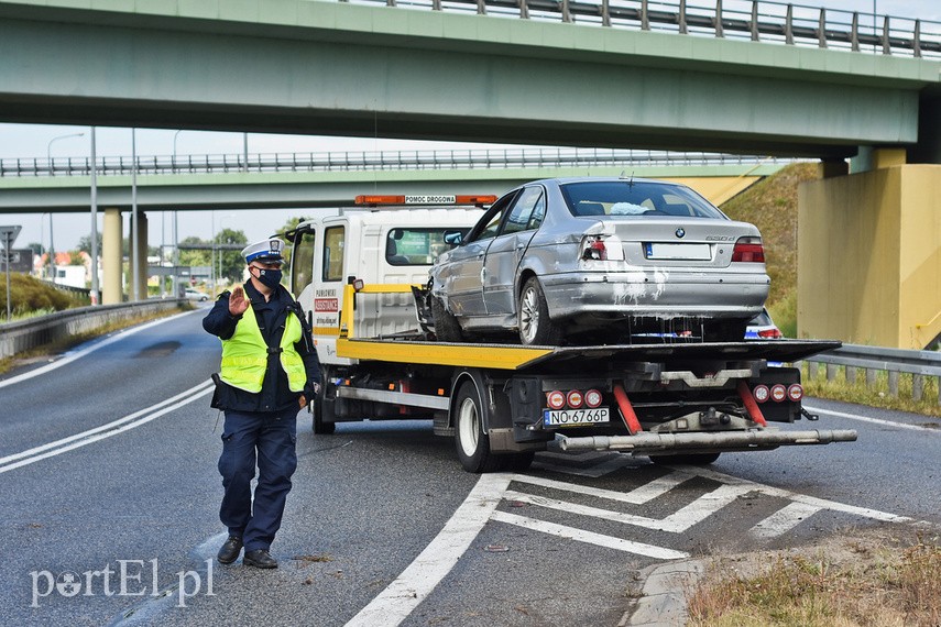 Kierowca bmw przebił się przez barierki na węźle Wschód zdjęcie nr 228887