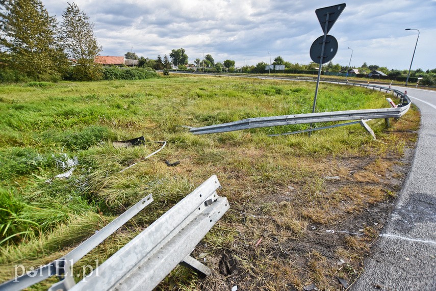 Kierowca bmw przebił się przez barierki na węźle Wschód zdjęcie nr 228888