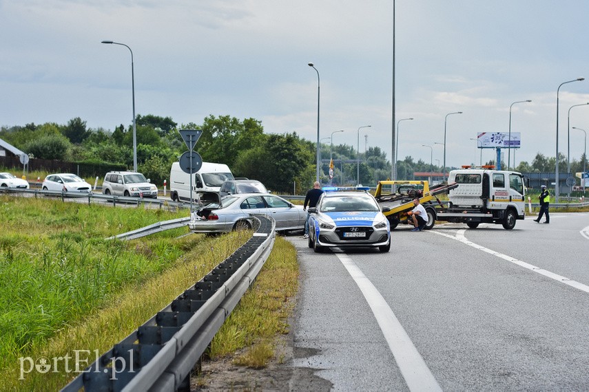 Kierowca bmw przebił się przez barierki na węźle Wschód zdjęcie nr 228881