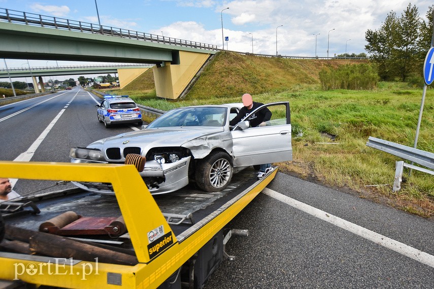 Kierowca bmw przebił się przez barierki na węźle Wschód zdjęcie nr 228883