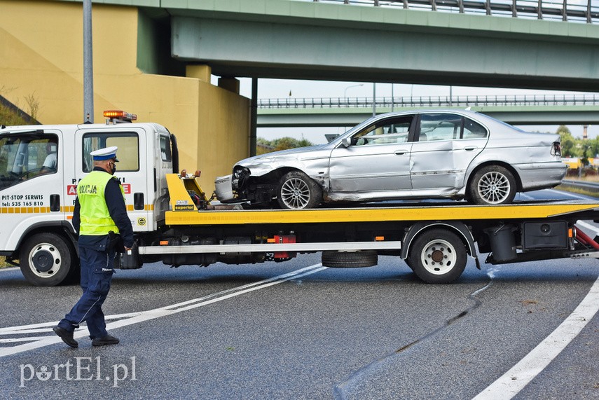 Kierowca bmw przebił się przez barierki na węźle Wschód zdjęcie nr 228886