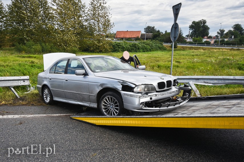 Kierowca bmw przebił się przez barierki na węźle Wschód zdjęcie nr 228882