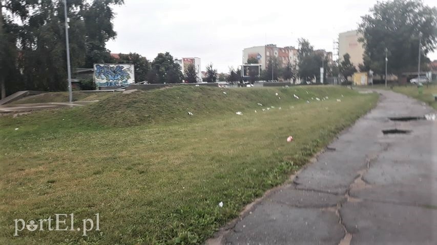 Czytelniczka: Tak wygląda park po zabawie młodzieży zdjęcie nr 229315