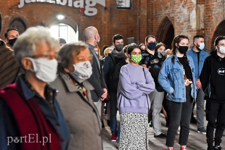 "Stereotypowy mieszkaniec osiedla" przykucnął w galerii zdjęcie nr 229374