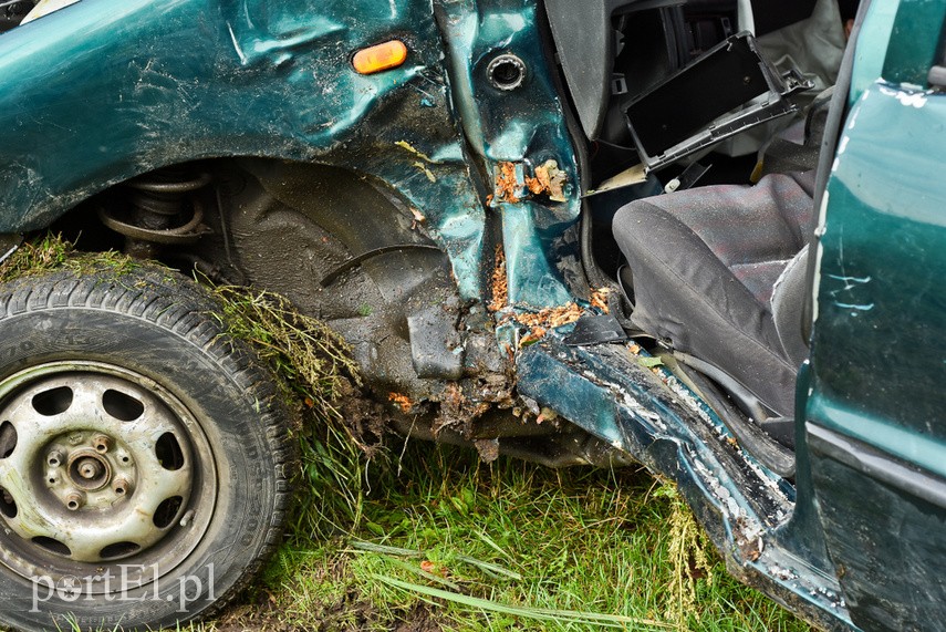 Kobieta kierująca vw polo uderzyła w drzewo zdjęcie nr 229496