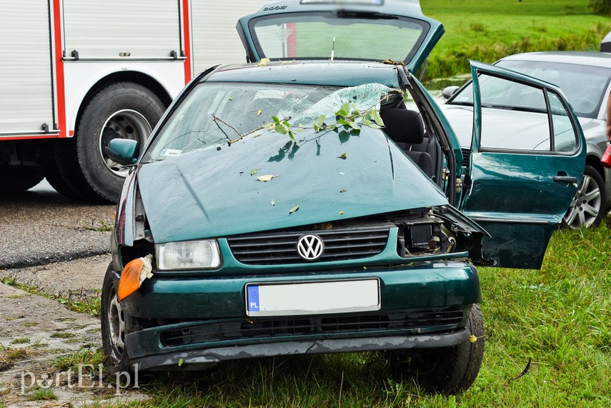 Kobieta kierująca vw polo uderzyła w drzewo zdjęcie nr 229493