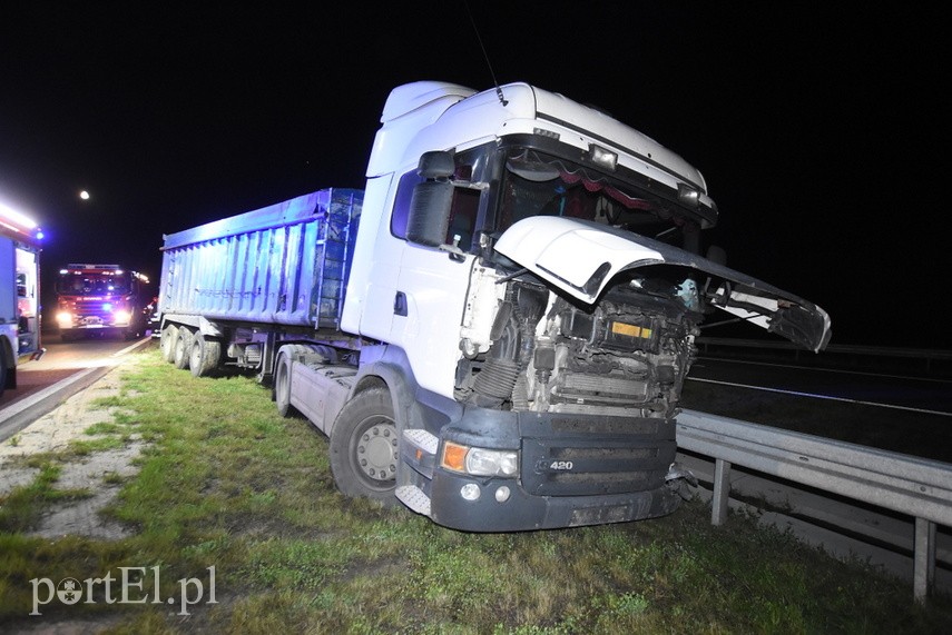 Zderzenie ciężarówki z mercedesem na trasie S7 zdjęcie nr 229740