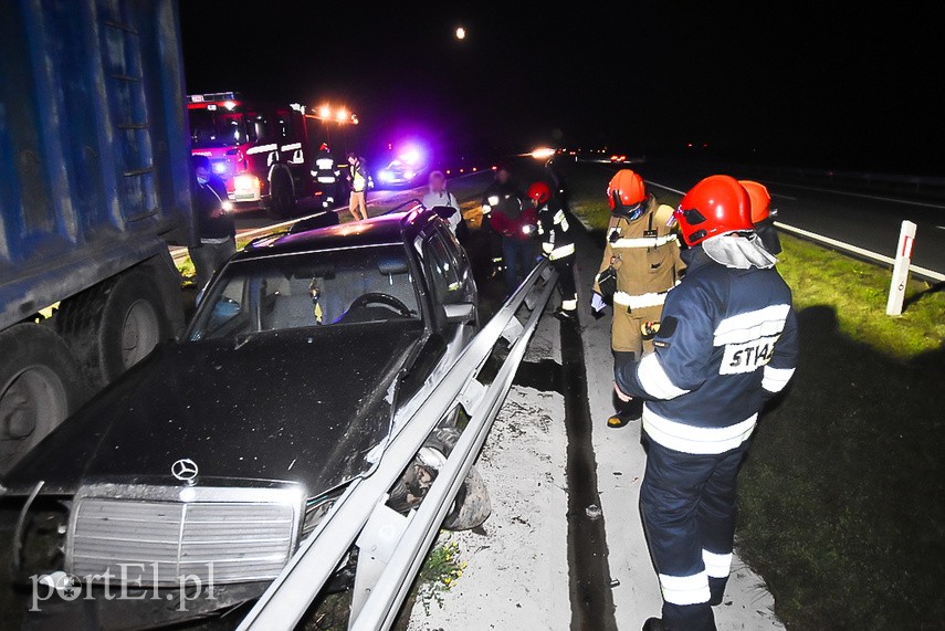 Zderzenie ciężarówki z mercedesem na trasie S7 zdjęcie nr 229752