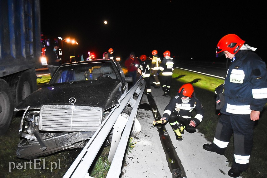 Zderzenie ciężarówki z mercedesem na trasie S7 zdjęcie nr 229751