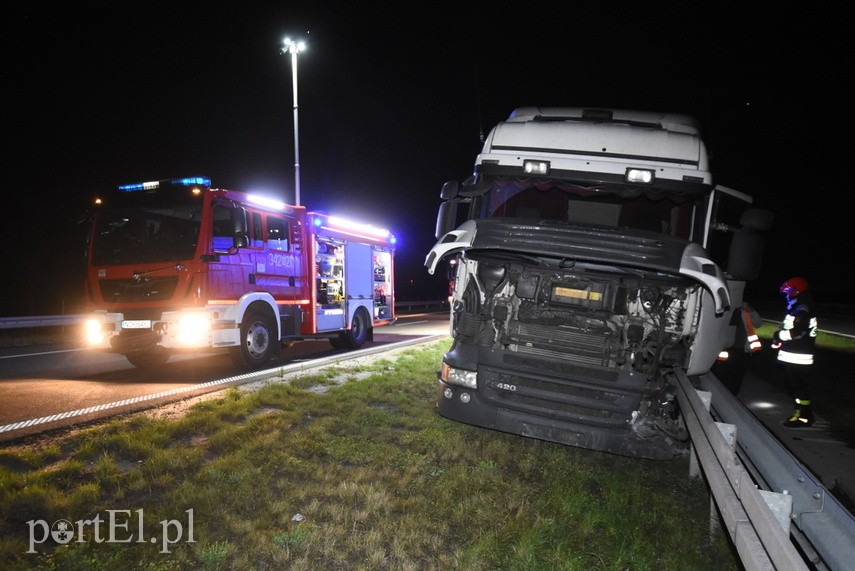 Zderzenie ciężarówki z mercedesem na trasie S7 zdjęcie nr 229739