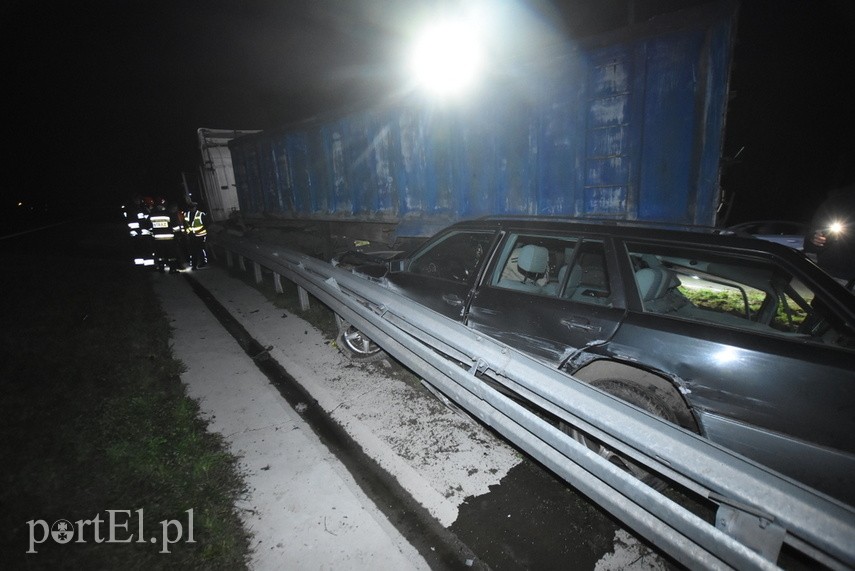 Zderzenie ciężarówki z mercedesem na trasie S7 zdjęcie nr 229745