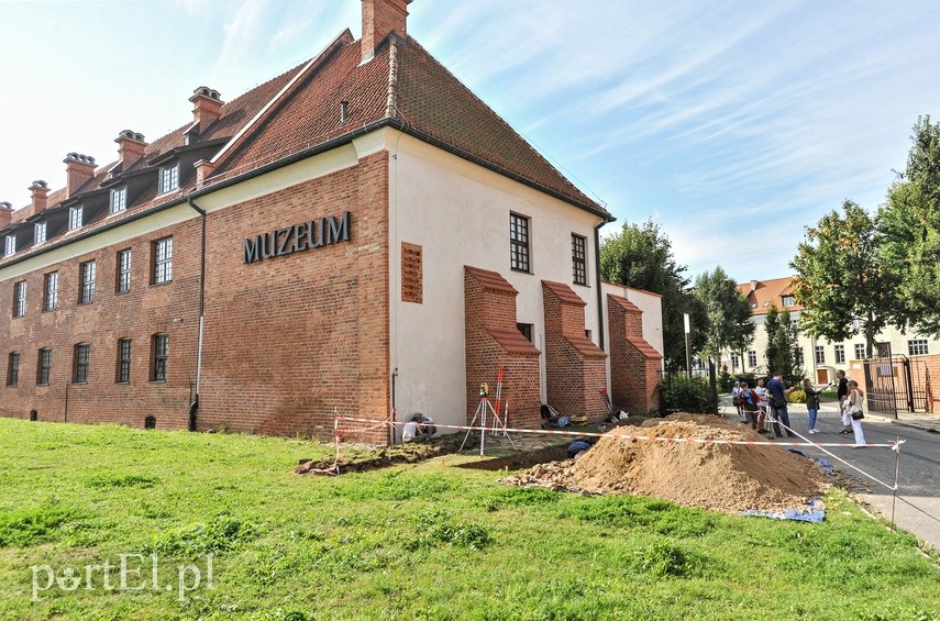 Archeologiczne odkrycie w pobliżu muzeum. Naukowcy odnaleźli fragmenty średniowiecznej baszty zdjęcie nr 230236