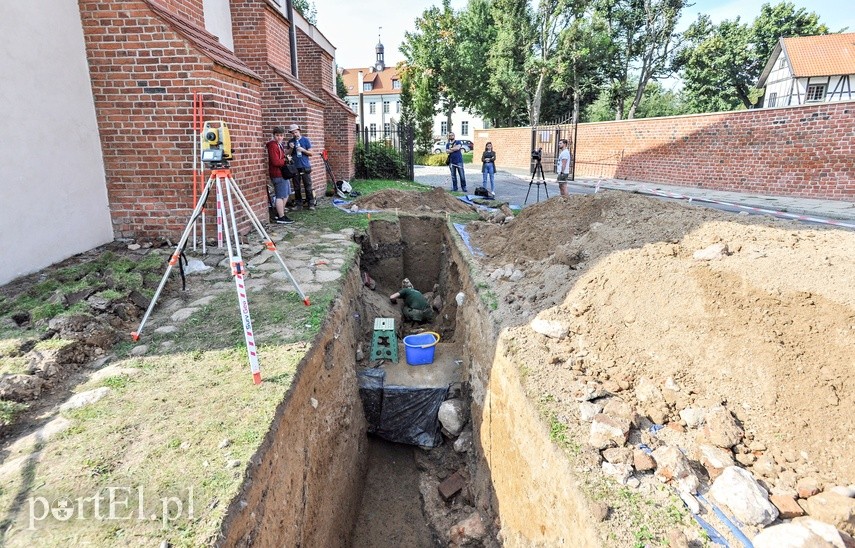 Archeologiczne odkrycie w pobliżu muzeum. Naukowcy odnaleźli fragmenty średniowiecznej baszty zdjęcie nr 230227