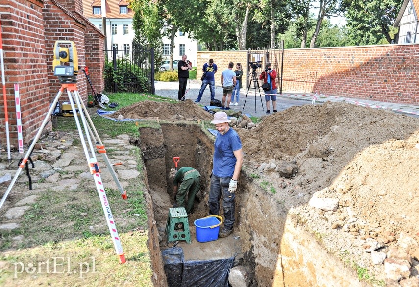 Archeologiczne odkrycie w pobliżu muzeum. Naukowcy odnaleźli fragmenty średniowiecznej baszty zdjęcie nr 230229