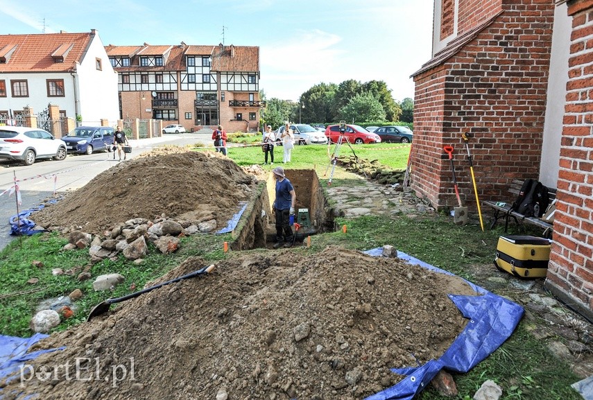 Archeologiczne odkrycie w pobliżu muzeum. Naukowcy odnaleźli fragmenty średniowiecznej baszty zdjęcie nr 230231
