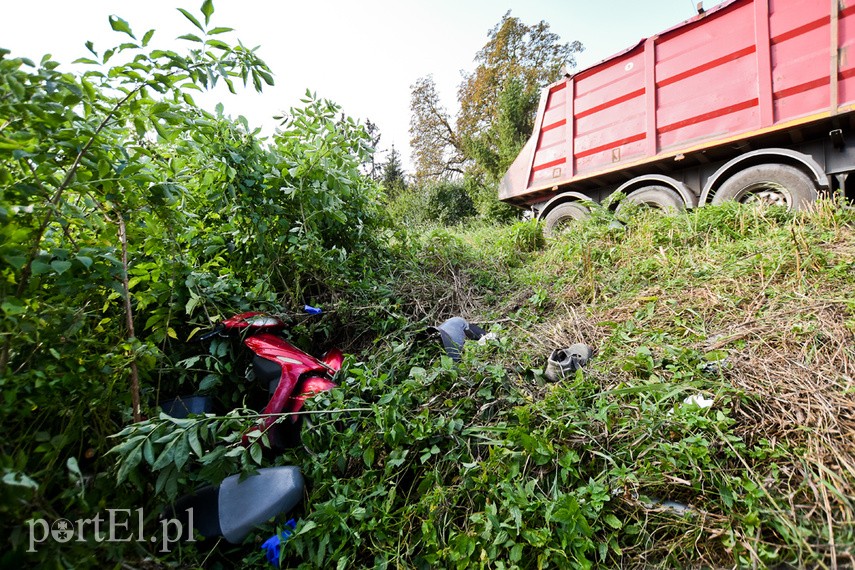 Czołówka skutera z ciężarówką w Różanach zdjęcie nr 230245