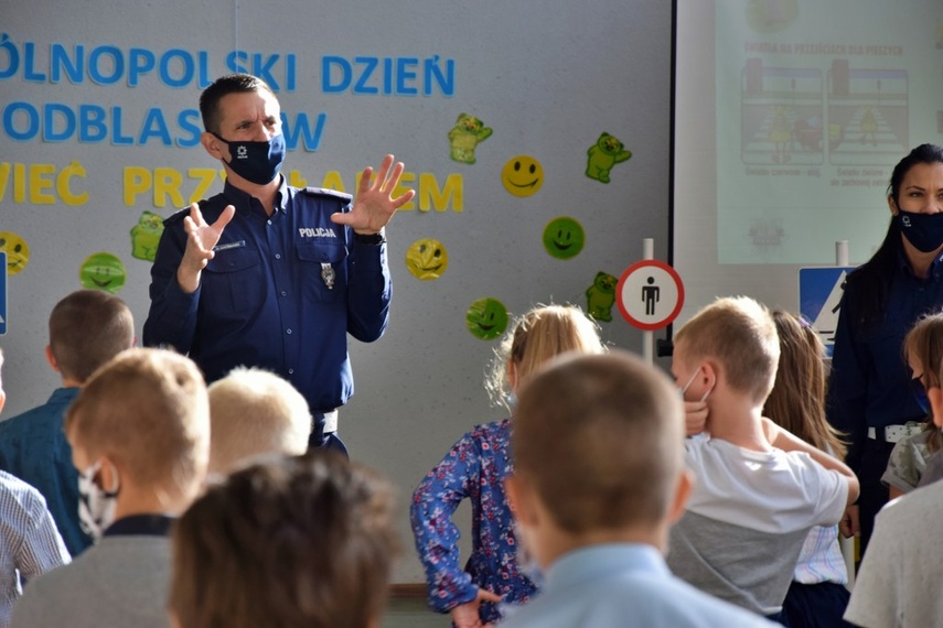 Świeć przykładem - policjanci rozdawali odblaski zdjęcie nr 231020