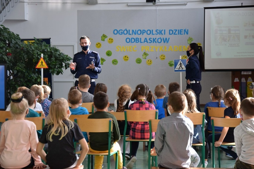 Świeć przykładem - policjanci rozdawali odblaski zdjęcie nr 231019