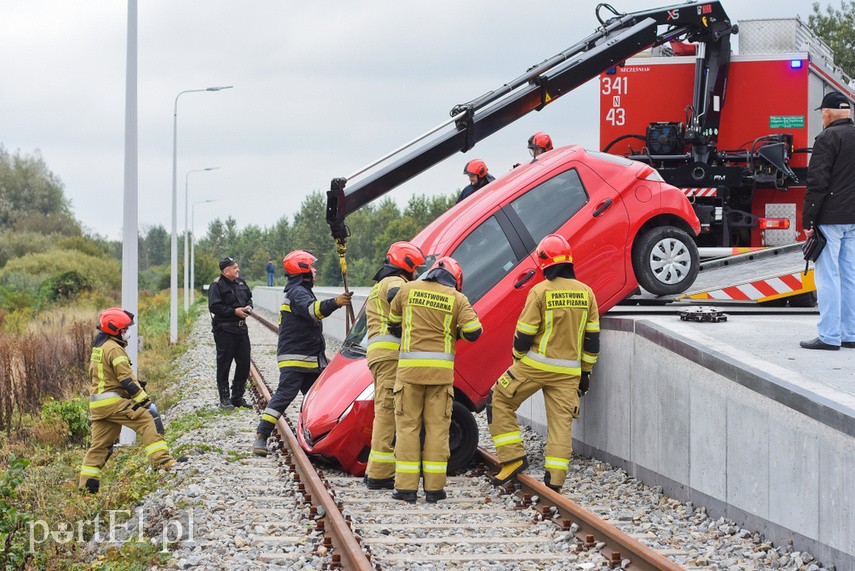 71-latek zepchnął toyotę z rampy kolejowej zdjęcie nr 231331