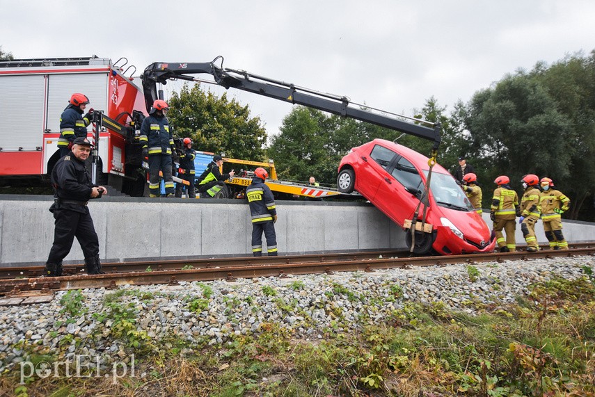 71-latek zepchnął toyotę z rampy kolejowej zdjęcie nr 231334